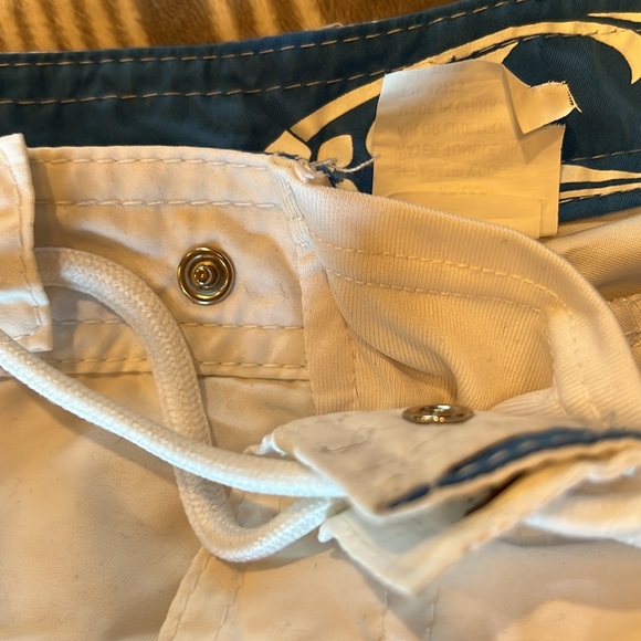 White O’Neill board shorts - Picture 7 of 7